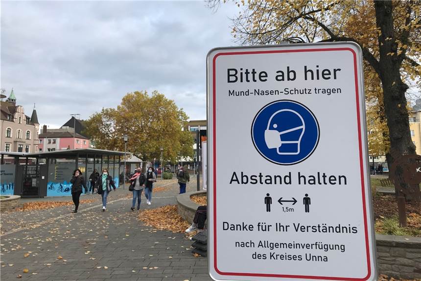 Maskenpflicht in Schwerte: Mund-Nasen-Schutz nur noch bis zum Abend Ab hier nur mit Maske: Das gilt auch für alle, die aus dem Bahnhof in Schwerte kommen.