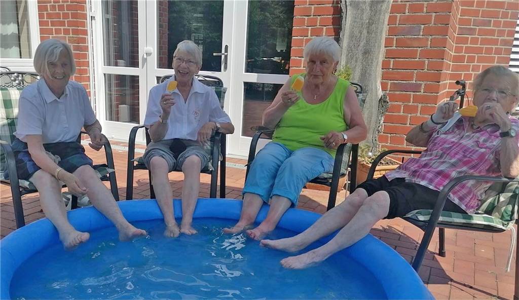 Ab in den Schatten, Füße ins kühle Wasser und ein Eis genießen - im Caritas Seniorenheim Heinrich-Albertz-Haus gibt es angenehme Maßnahmen gegen die Hitze.