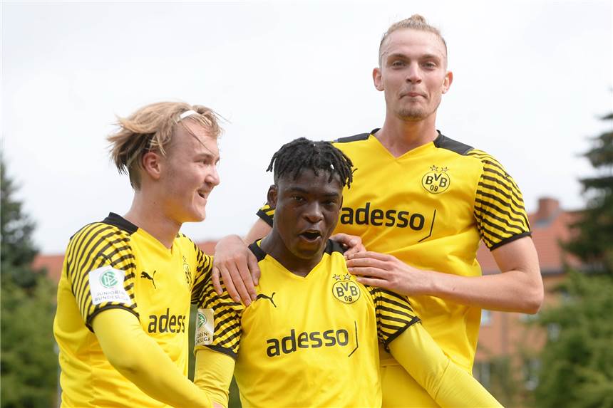 BVB-U19 schlägt auch Jena und zieht in die nächste DFB-Pokalrunde ein Ab in die nächste Runde: Die U19 des BVB hat Jena geschlagen. Bradley Thomas Fink (r.) traf doppelt.