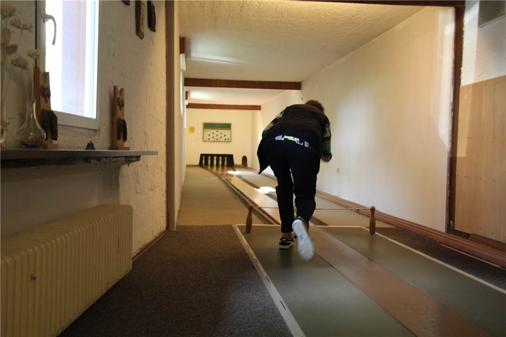 Kurz vor dem 50. Jubiläum steht der Kegelclub ohne Kegelbahn da Ab in die Vollen - die Zeiten sind nun vorbei. In den nächsten Monaten müssen die Kegler zwangsweise eine ruhigere Kugel schieben. Es mangelt an einer Kegelbahn.