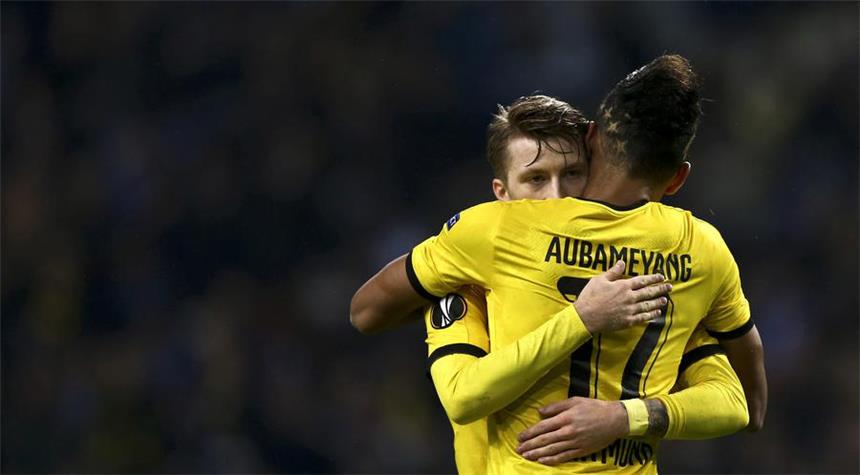 1:0 in Porto - BVB souverän ins Achtelfinale Ab ins Achtelfinale: Marco Reus (l.) und Pierre-Emerick Aubameyang bejubeln den Treffer zum 1:0 gegen Porto.