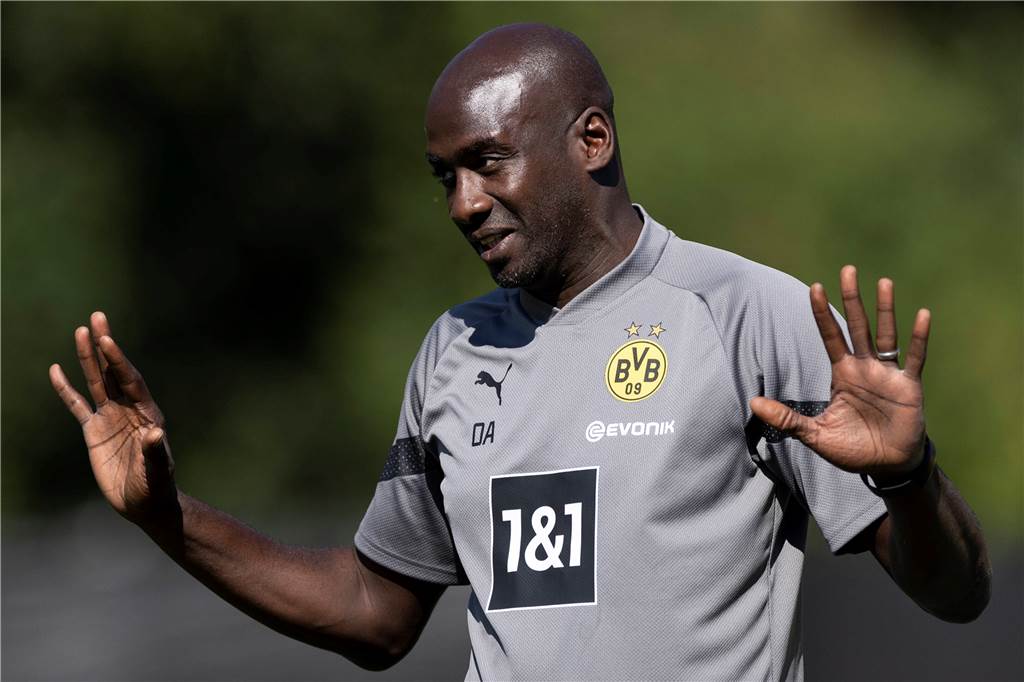 BVB-Talentetrainer Addo mit Ghana bei der WM: Deutsche „Doppelmoral“ bei Katar-Kritik Otto Addo hebt beide Arme.