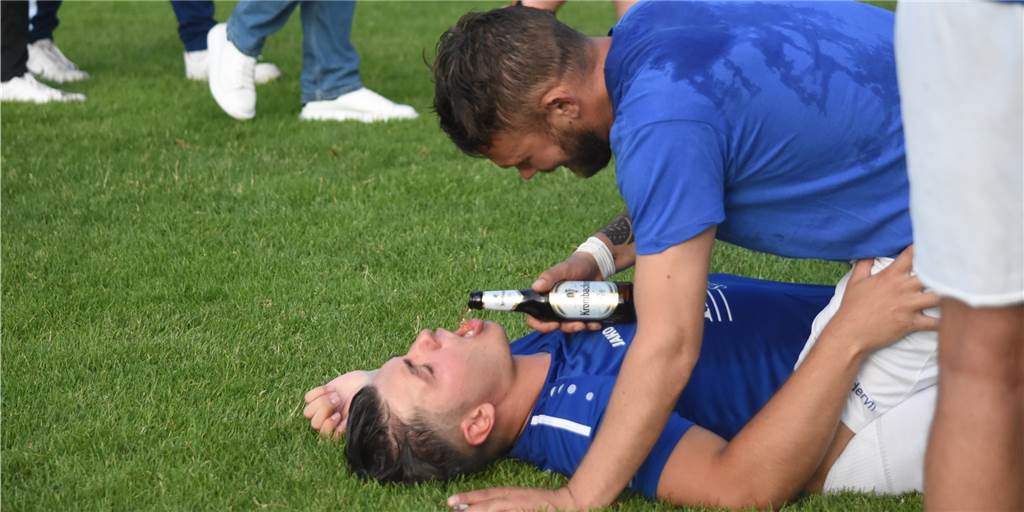 Rauchtöpfe, Feiern und Bier: Viele Fotos vom Aufstiegsspiel zwischen dem VfL Kamen und Kamener SC Ab jetzt durfte gefeiert werden: Carlo Berlandieri flößt seinem Mitspieler Felix Rudolf nach Abpfiff Bier ein. Der VfL Kamen ist aufgestiegen.