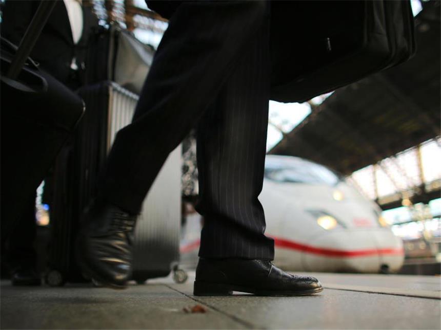 Bahnstreik in Belgien lässt ICE und Thalys-Züge ausfallen Ab Köln geht es mit dem Bus weiter. Foto: Oliver Berg/Archiv