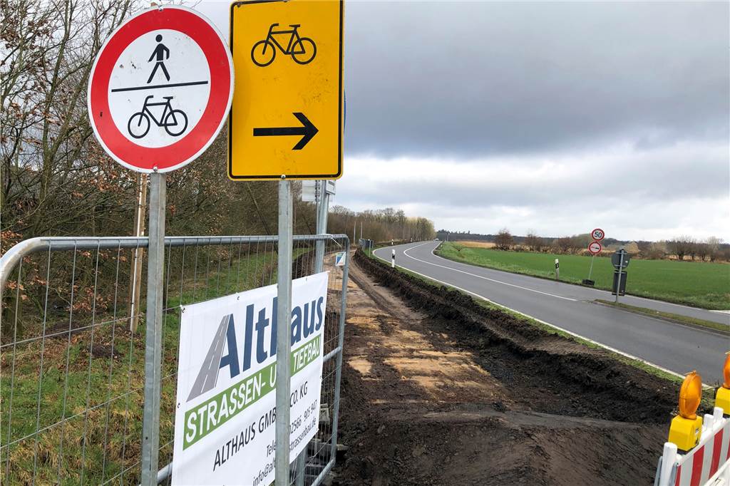 Heimspiel: Tiefbauer Gerhard Althaus baut Radweg fast vor seiner Haustür Ab Kreisverkehr Büren ist der Rad- und Fußweg in Richtung Ahaus auf einer Länge von zwei Kilometern gesperrt.
