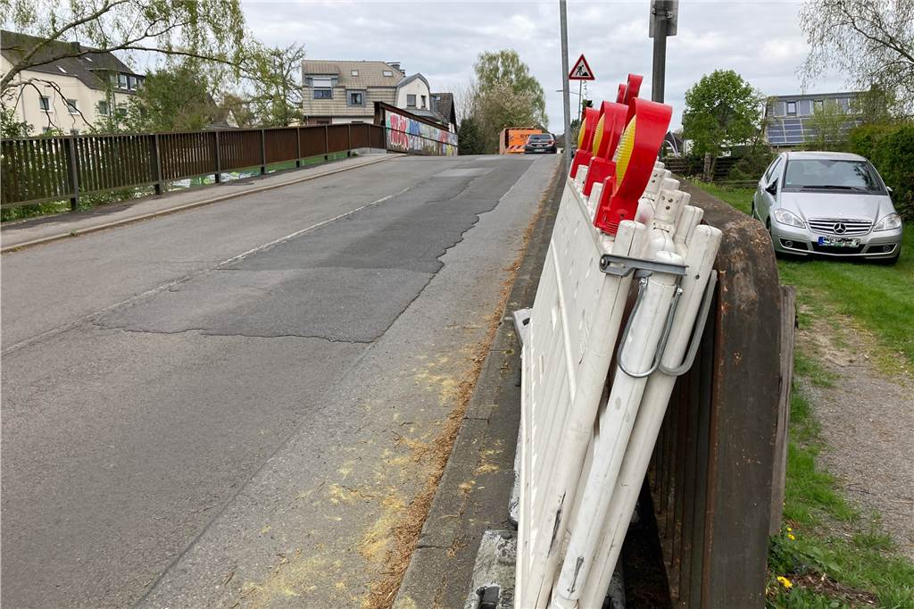 Brücke am Kirschbaumsweg wird abgerissen: Sperrung bis Ende 2023 Ab Montag (25.4.) wird die alte Eisenbahnbrücke am Kirschbaumsweg für Auto- und Radfahrer sowie für Fußgänger nicht mehr passierbar sein.
