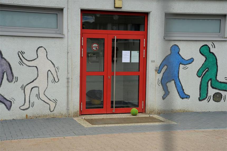 Stadt muss zwei weitere Hallen für Sportler sperren Ab Montag bleibt der Eingang der Halle der Reichshofschule für den Sport verschlossen.