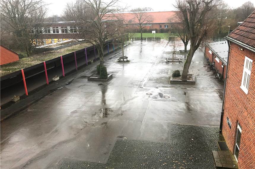 Coronavirus: Schulen ab Montag geschlossen - Regelungen für Raesfeld getroffen Ab Montag bleibt der Schulhof der Julia-Koppers-Gesamtschule / Alexanderschule leer.