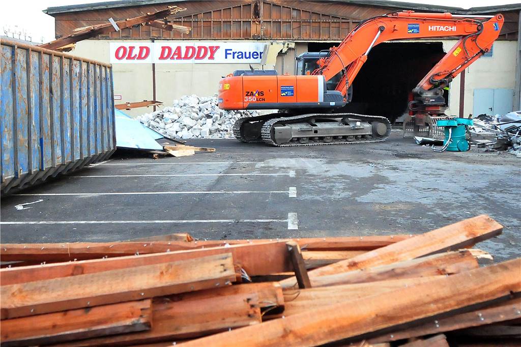 „Echte“ Daddy-Revival-Party: Feiern dürfen nur die Jahrgänge bis 1990 Abbruch des Old Daddy mit Bagger