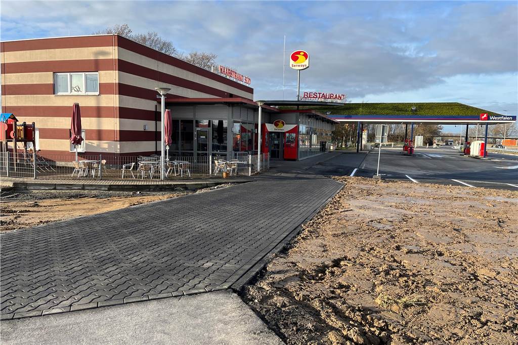 Ausbau für 12 Millionen Euro: A44-Rastplatz ist wieder freigegeben Die Tankstelle und Gastronomie am Ratsplatz "Haarstrang-Süd" war vorübergehend geschlossen.