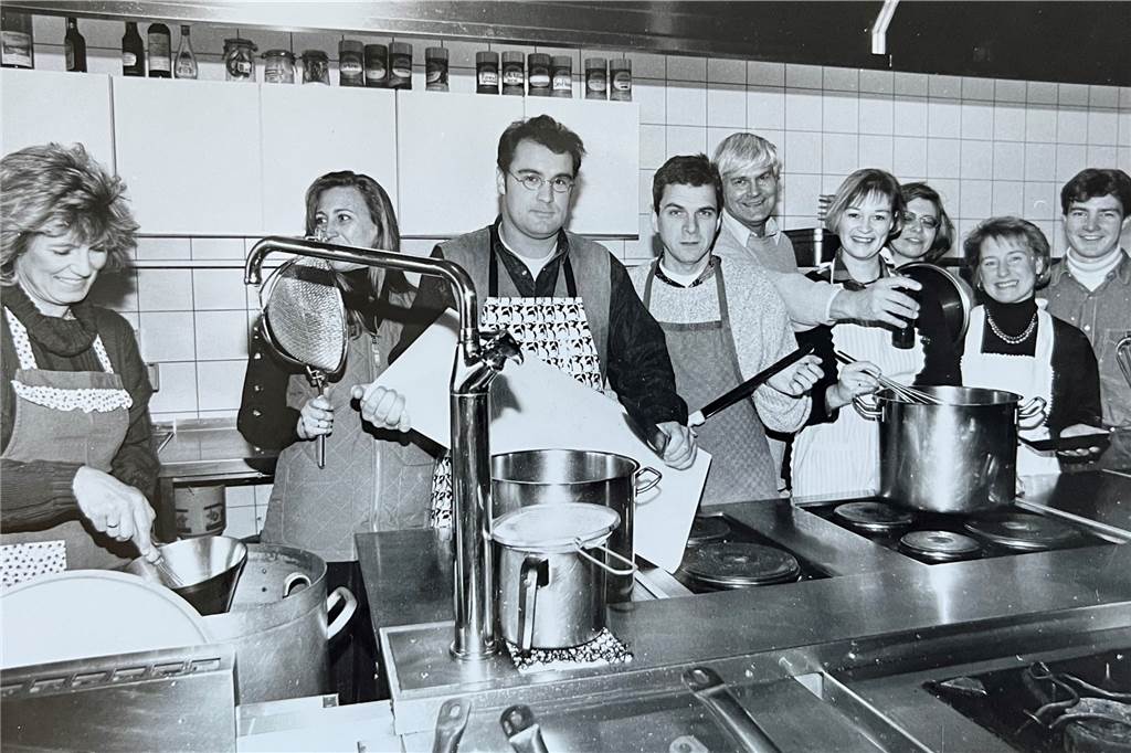 Akteneinsicht: Von Stöckelschuhen, bunten Fotos und Kondom-Automaten Ab und an ging es für das Redaktionsteam in die Küche, jeder kochte nach seinen Rezepten, die dann wiederum auf Sonderseiten den Lesern empfohlen wurden. Rechts im Bild übrigens Stefan Leifert, heute Chef des Bayrischen Fernsehens.