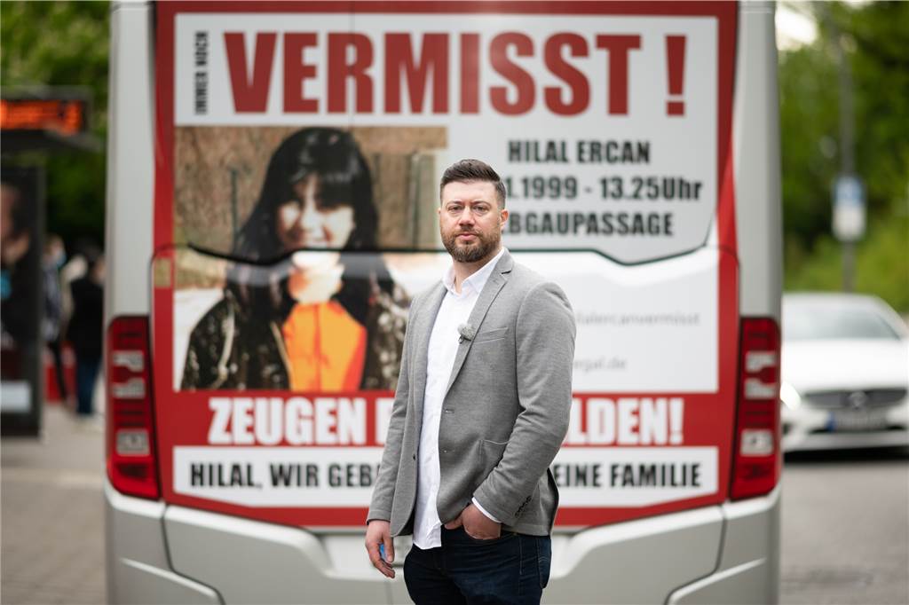 Mehr als 300 Kinder in NRW vermisst – Deborah (8) ist seit 1996 spurlos verschwunden Abbas Ercan, Bruder der vermissten Hilal Ercan, steht vor einem Bus, der mit einem großflächigen Zeugenaufruf plakatiert ist. Hilal Ercan, damals zehn Jahre alt, war im Januar 1999 spurlos verschwunden.