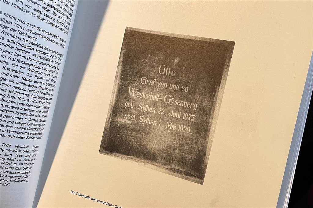 Historischer Mordfall: Wilderer erschoss Graf Otto von Westerholt Buchseite zeigt die Grabplatte von Graf Otto „geb. Sythen 22. Juni 1875 gest. Sythen 2. Mai 1920“.