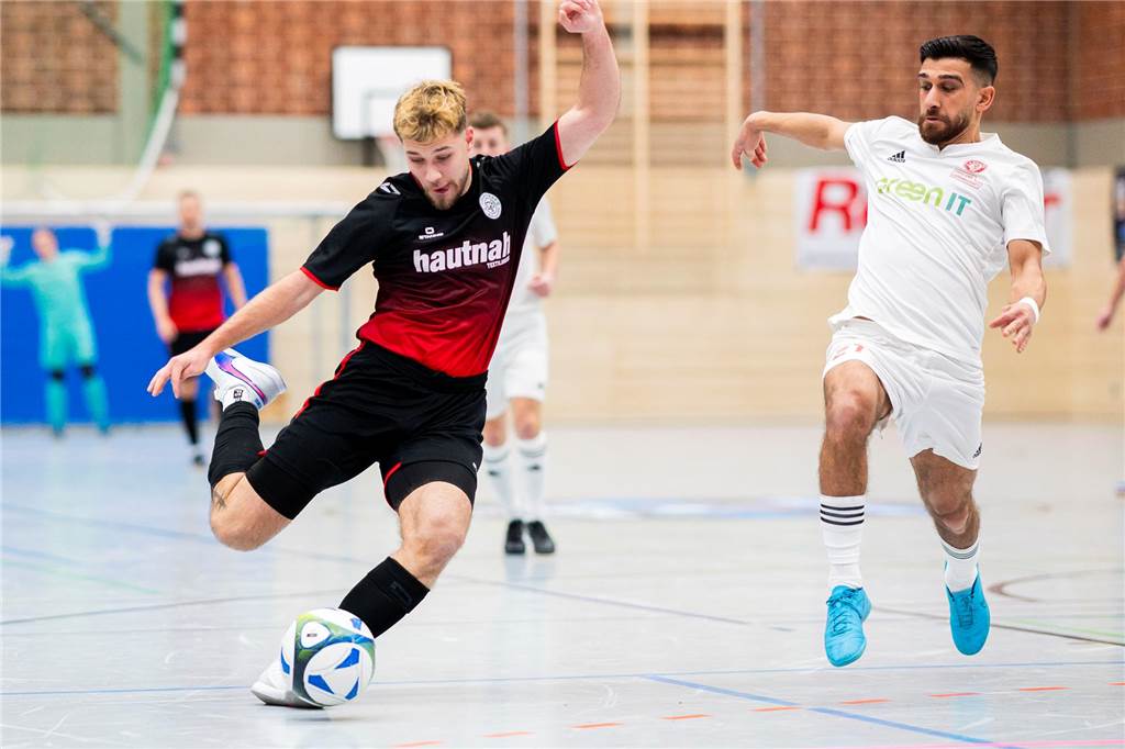 Entscheidungsspiel in der Halle Brügmann lange unterbrochen Abdellah Mohammed (r.), hier gegen den FC Wellinghofen, erzielte sechs Vorrunden-Tore für den SV Brackel.