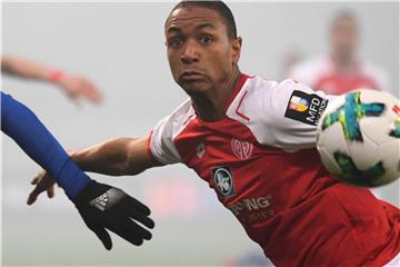 Abdou Diallo von Mainz schaut zum Ball. Foto: Arne Dedert/Archiv