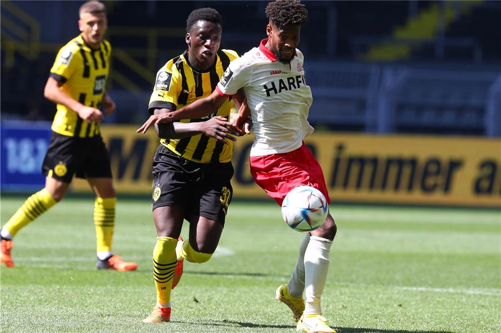 BVB-Youngster Abdoulaye Kamara: Nach schwierigem Start auf Kurs und jetzt verletzt Abdoulaye Kamara im Zweikampf mit Isaiah Young.