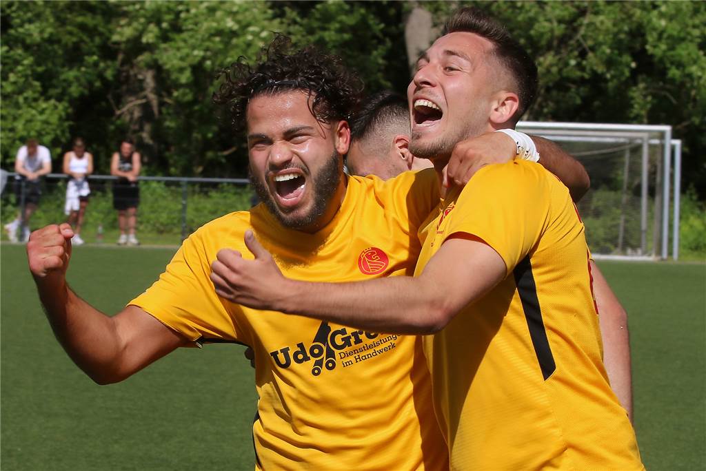 Die Dortmunder Löwen packen Bezirksliga-Aufstieg – der Kapitän hat jetzt Angst Abdül Kadir Akinci (l.) jubelt über einen Treffer für die Brackeler Löwen gegen den VfB Lünen.