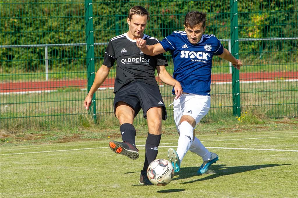 Zwei Abgänge beim ETuS Haltern: Beide gehen in die Kreisliga B Abdulhadi Jaber (r.), hier im Duell mit Sythens Sebastian Hohaus, wird den ETuS Haltern im Sommer verlassen und zum TSV Marl-Hüls wechseln.