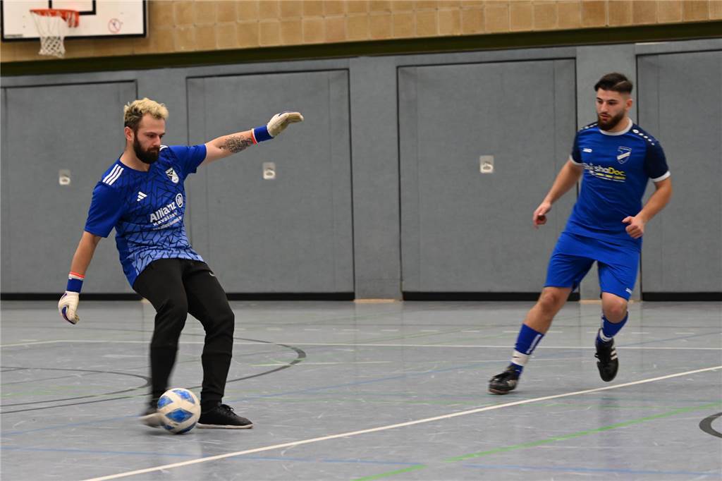 Ein später Treffer entscheidet die Stadtmeisterschaft Abdullah Sahin schießt den Ball.