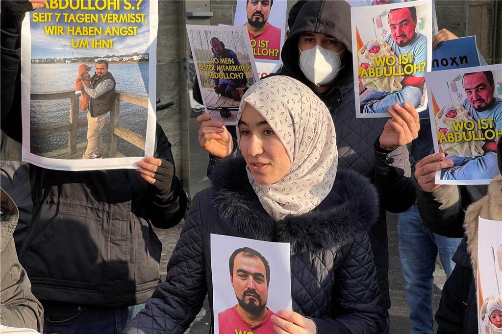 Abdullohi Shamsiddin in Tadschikistan zu langer Haftstrafe verurteilt Abdullohi Shamsiddins Ehefrau Sumaya bei einer Demonstration in Dortmund Anfang 2023.