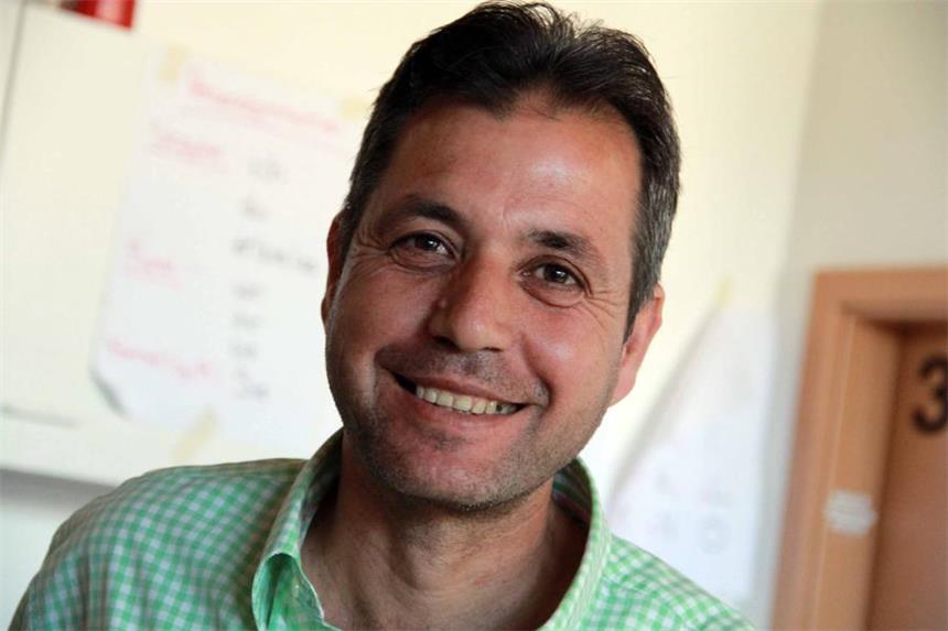 So geht es Abdulnaser Alramadan heute Abdulnaser Alramadan, Rechtsanwalt aus Syrien, fand in Selm Asyl. Er wohnt seit dem 1. September in der Lutherstraße. Nun hofft er, seine Frau und fünf Kinder nach Deutschland holen zu können.