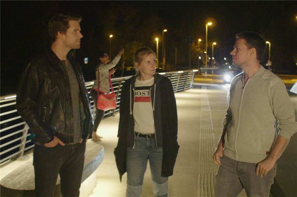 Filmcrew Lünen: Dreharbeiten mit Maske, Abstand und Desinfektion Abendliche Dreharbeiten an der Salford-Brücke für den fünften Lünen-Krimi "Zwei Gesichter" - so läuft es bei den Arbeiten für den sechsten Film nicht, wegen Corona.