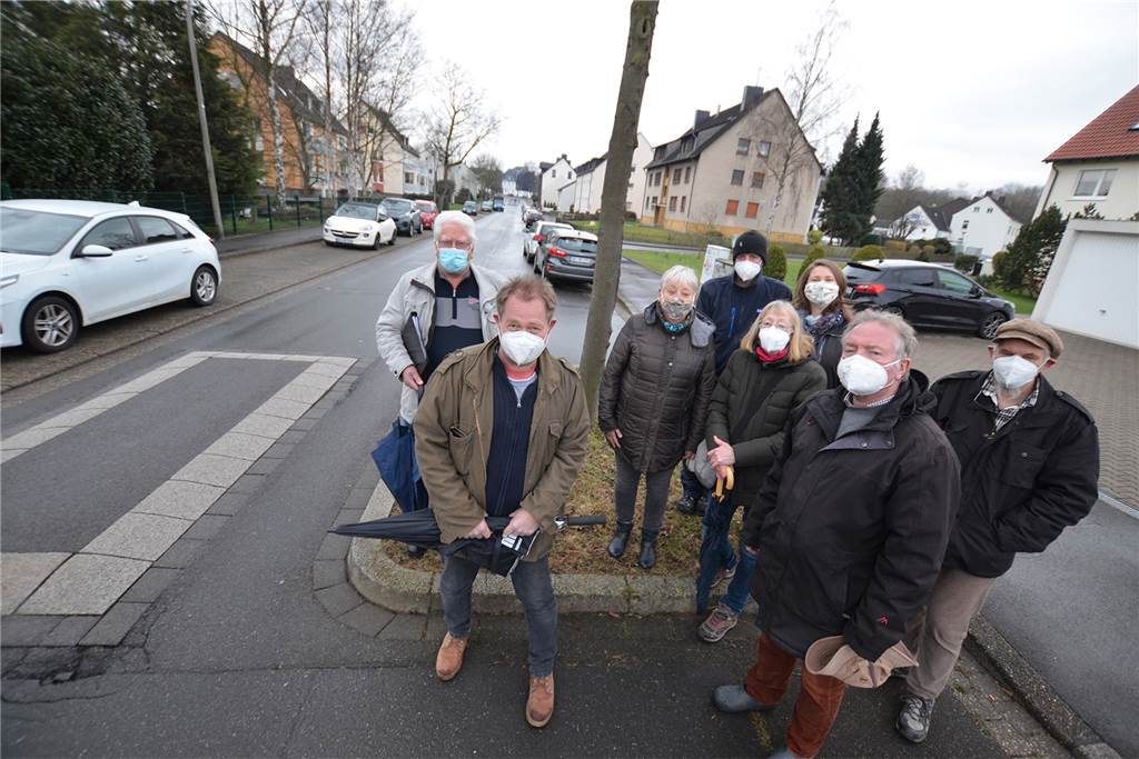 Abends im Wohngebiet Auf dem Brauck in Dortmund-Oestrich. Lastzüge fahren zu dieser Stunde hier nicht mehr her. Tagsüber suchen schon jetzt viele Brummi-Fahrer einen Schleichweg durch die verkehrsberuhigte Zone.