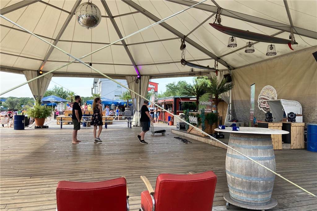 Sonne, Sand und echtes Strandfeeling: „Herr Walter“ im Hafen im Check Abends kann unter dem Zeltdach getanzt werden.