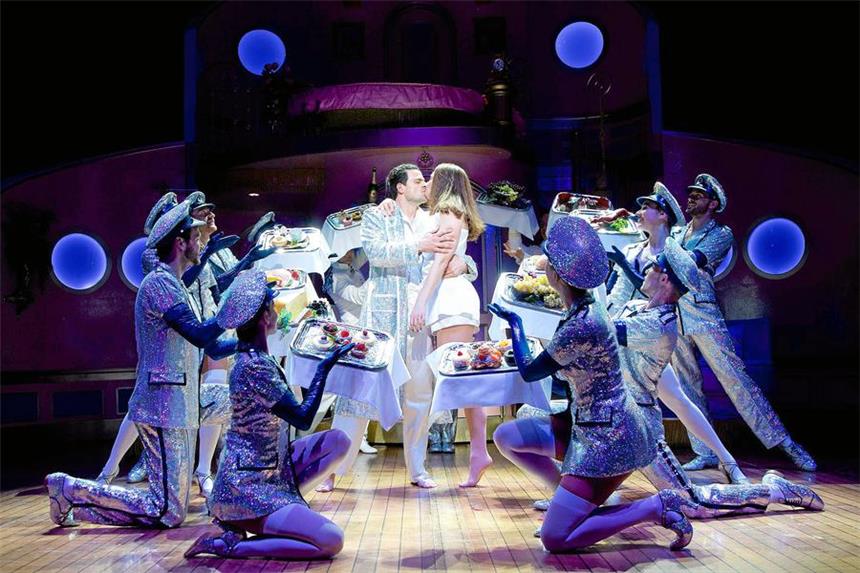 Udo-Jürgens-Musical ab November in Essen „Aber bitte mit Sahne“ darf bei der bunten Aufführung nicht fehlen.