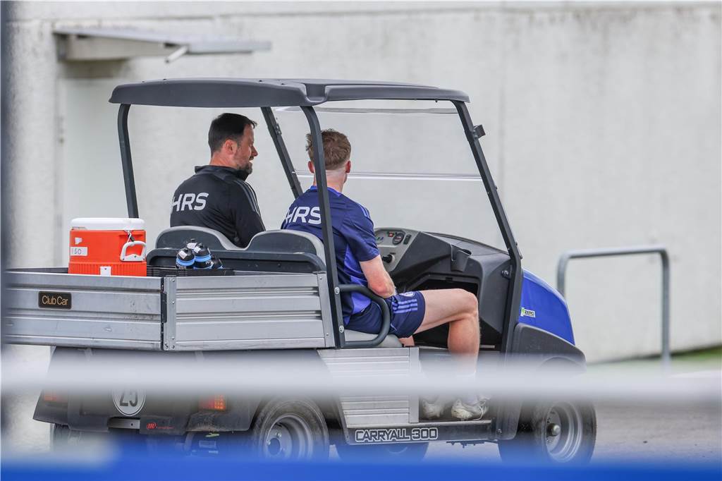 Schalke-Training mit zwei neuen Gesichtern Derry Murkin (r.) musste das Schalker Training abbrechen