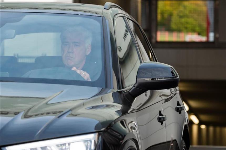 Die Pressemitteilung des FC Bayern München Abfahrt: Der soeben gefeuerte Bayern-Trainer Carlo Ancelotti verlässt das Trainingsgelände an der Säbener Straße. Foto: Andreas Gebert