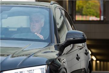Abfahrt: Der soeben gefeuerte Bayern-Trainer Carlo Ancelotti verlässt das Trainingsgelände an der Säbener Straße. Foto: Andreas Gebert