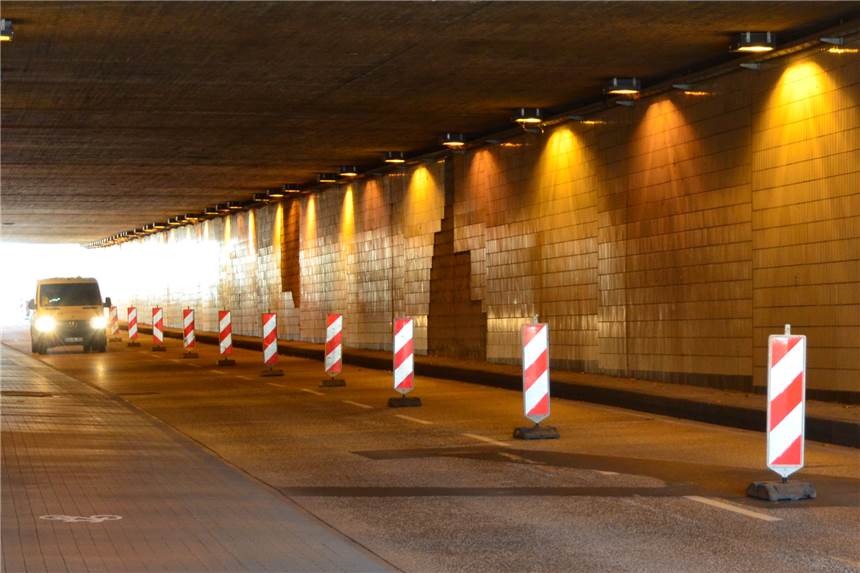 Tunnel Ardeystraße wegen abfallender Fliesen stadtauswärts nur einspurig Abfallende Fliesen stadtauswärts.