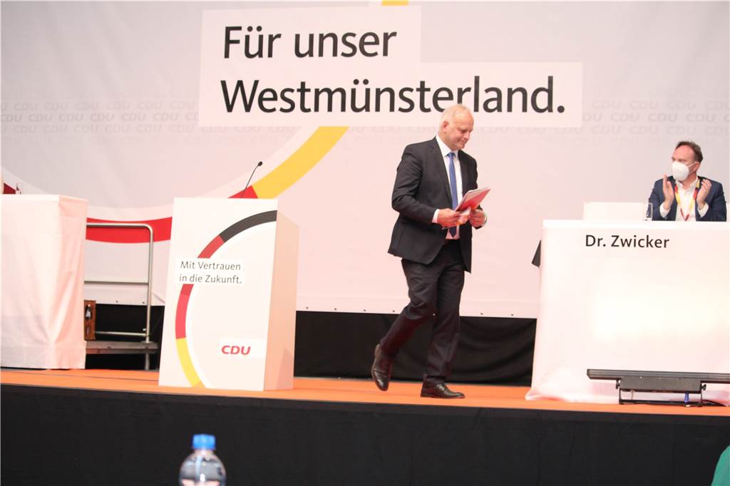 Anne König gewinnt Kandidatenduell gegen Johannes Röring überraschend klar Abgang Johannes Röring: Nach vier Legislaturperioden im Bundestag stellte ihn die CDU nicht mehr als Kandidaten auf. Am Freitagabend musste er die herbe Niederlage einstecken.