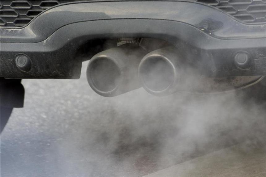 Modellstädte und Ministerium beraten über Abgasverringerung Abgase strömen aus dem Auspuff eines Autos. Foto: Franziska Kraufmann/Archiv