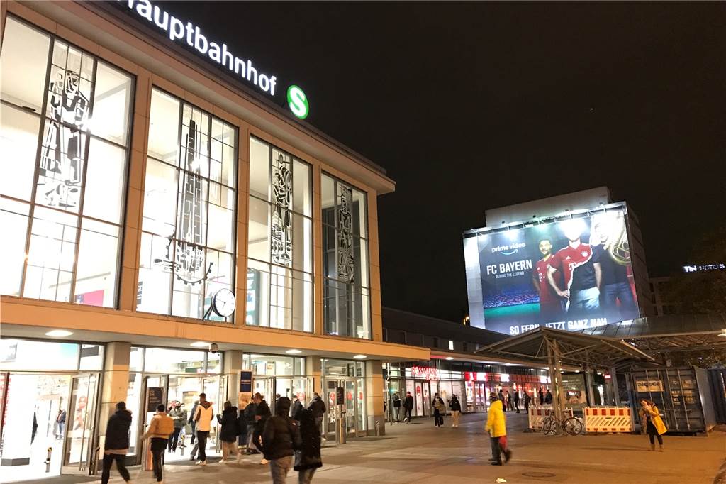 Riesiges Plakat am Dortmunder Hauptbahnhof ärgert BVB-Fans Abgebildet sind Serge Gnabry, Robert Lewandowski und Thomas Müller.