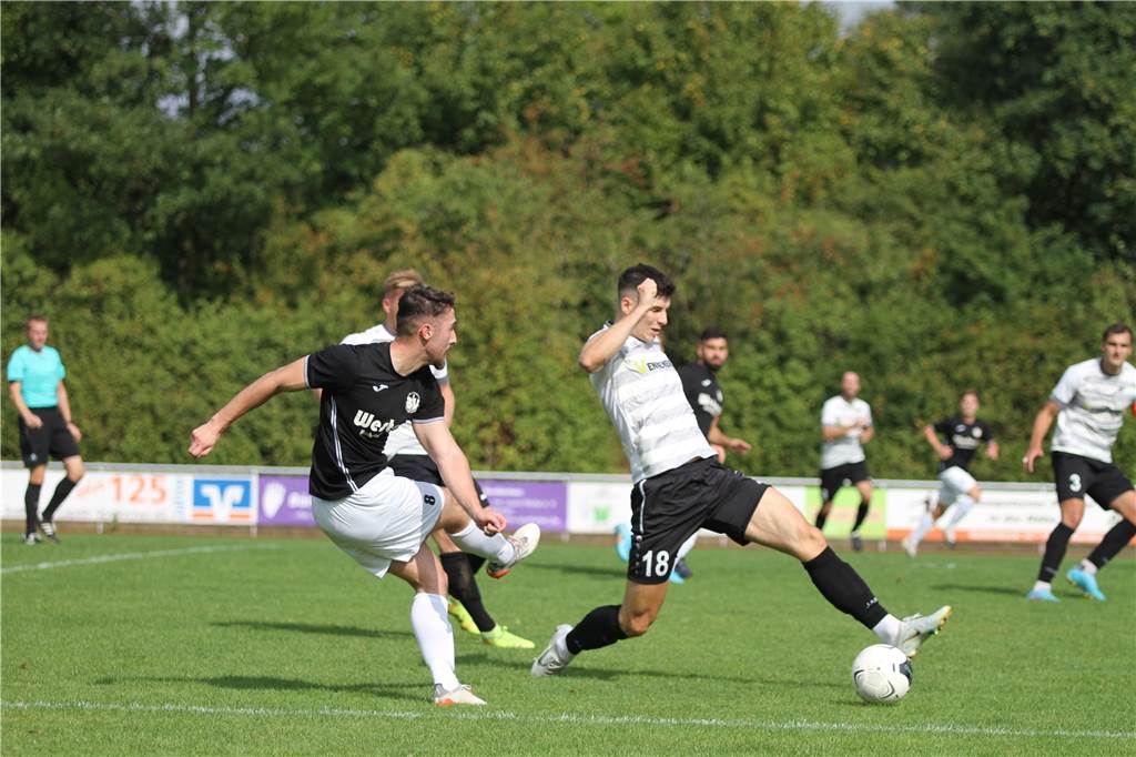 Abgeblockt: Florian Siemerling vom FC Nordkirchen hält den Ball auf.