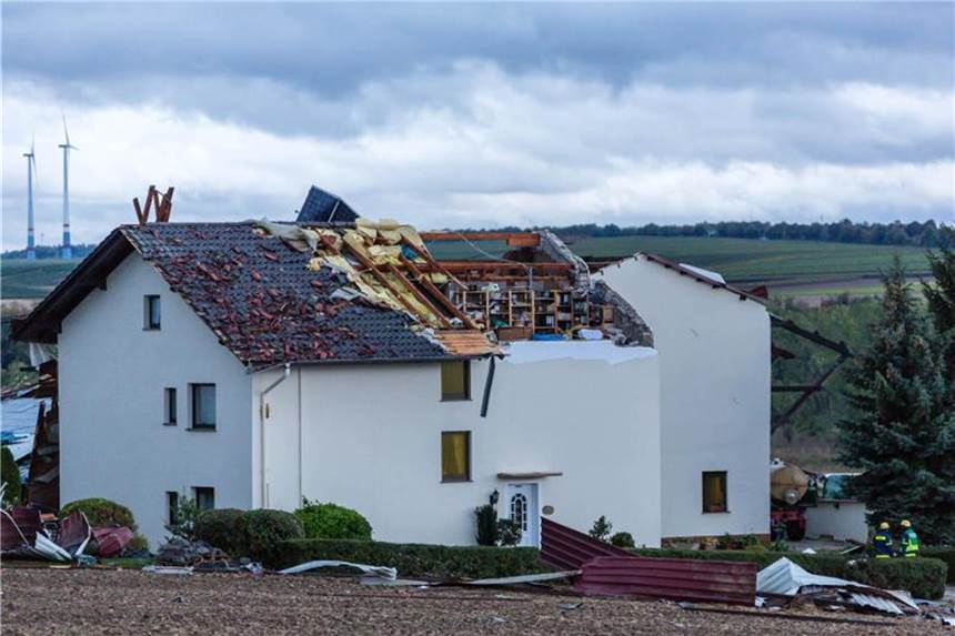 Abgedeckte Dächer in Nieder-Olm in Rheinland-Pfalz. Foto:Stenzel/Wiesbaden112.de