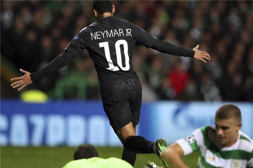 „Ungeheuer!“: Bayern-Gegner Paris macht Europa Angst Abgedreht: PSG-Superstar Neymar (M) bejubelt seinen Treffer bei Celtic Glasgow. Foto: Scott Heppell