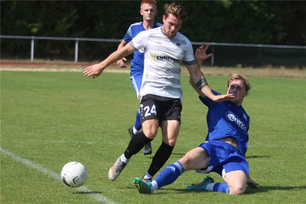 Abgegrätscht: Für Nico Plechaty vom FC Nordkirchen gibt es hier kein vorbeikommen.