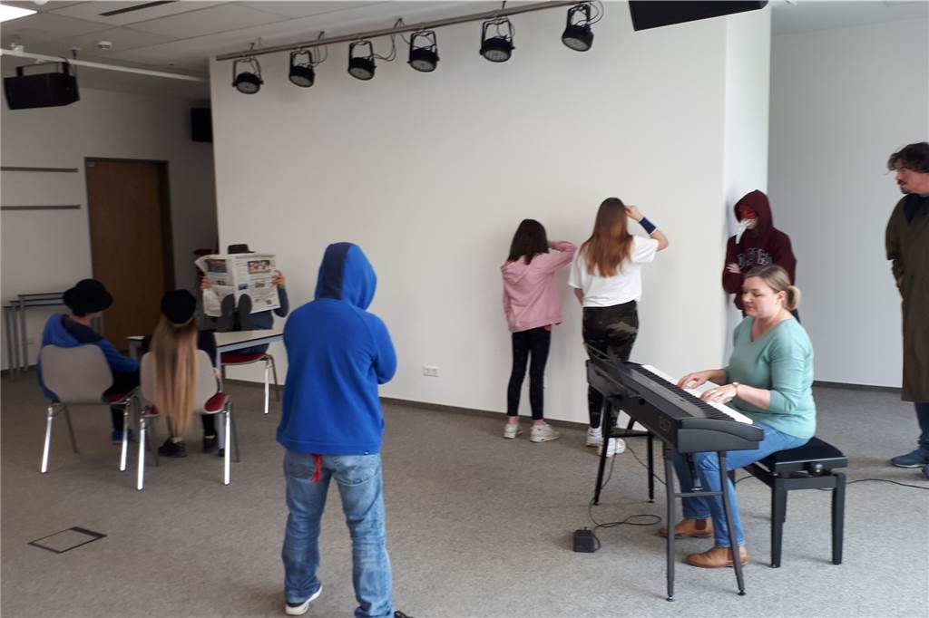 Deutsche Geschichte, Träume und die menschliche Psyche im Lüner Theater „Abgehauen“ heißt das Stück, mit dem die „Szenengeiger“ der Schule im Heithof aus Hamm gastieren.