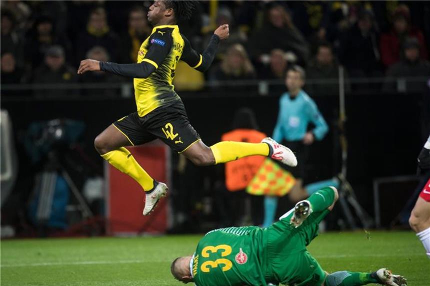 Desolate Dortmunder nach Heimpleite gegen Salzburg vor Aus Abgehoben: Salzburg-Keeper Alexander Walke (r) klärt vor BVB-Torjäger Michy Batshuayi. Foto: Bernd Thissen