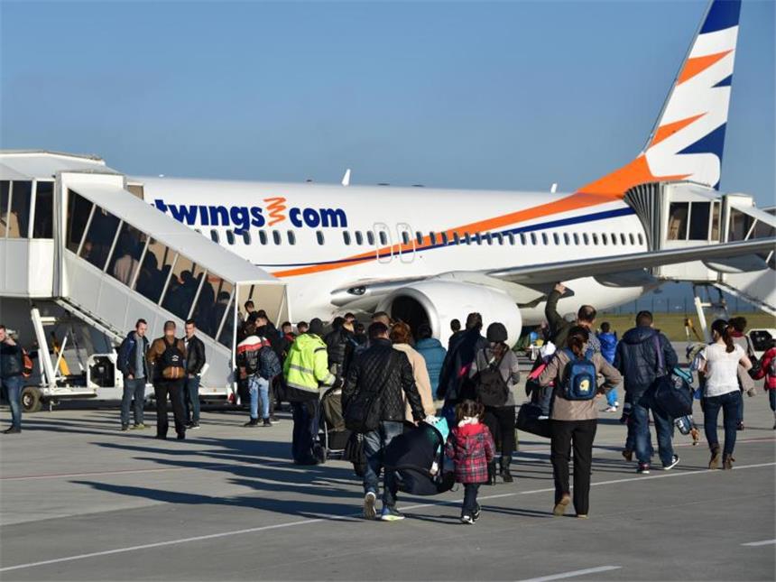Geplanter Abschiebeflug nach Afghanistan verschoben Abgelehnte Asylbewerber gehen zu einem Flugzeug. Foto: Uwe Zucchi/Archiv