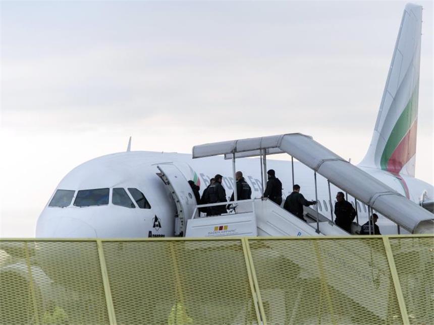 Geplanter Abschiebeflug nach Afghanistan verschoben Abgelehnte Asylbewerber steigen in ein Flugzeug. Foto: Daniel Maurer/Archiv