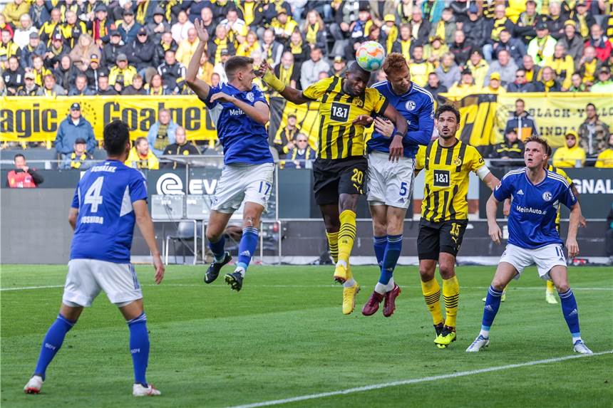 Schalkes Bollwerk hält lange - dann trifft Moukoko zum 1:0 für den BVB Abgemeldet: Dortmunds Sturmspitze Anthony Modeste konnte sich, wie hier gegen Sepp van den Berg, nur selten in Szene setzen. Das galt aber auch für S04-Torjäger Simon Terodde.