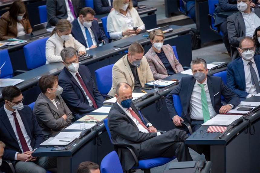 Frieden schaffen mit Waffen: Ampel-Parteien und Union einig Abgeordnete der Unionsfraktion sitzen im Bundestag.