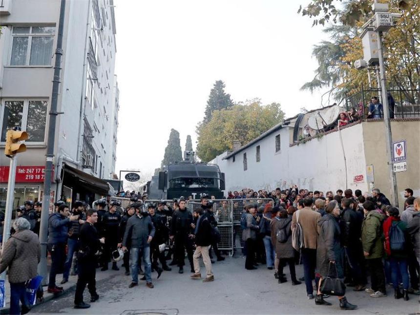 Empörung in Deutschland über U-Haft für Yücel Abgeriegelt: Türkische Polizisten blockieren eine Straße nahe der Zentrale der Zeitung Cumhuriyet in Istanbul. Foto: Sedat Suna/Archiv