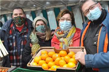 Abgesagt: Am Dienstag (9.2.) konnte Händlerin Annika Fränzer (2.v.l.) nicht auf den Wochenmarkt. Stattdessen hat sie Obst und Gemüse ausgeliefert.