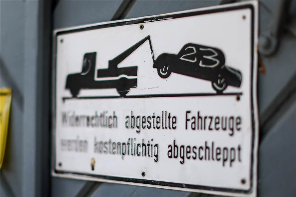Bis zu 110 Euro Bußgeld: So teuer kann Falschparken werden Ein Schild, das erklärt, dass beim Falschparken eine Abschleppung droht.