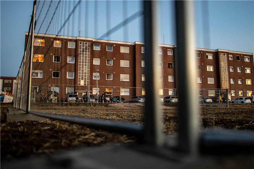 „Hörte Kollegen nachts weinen“: Ex-Mitarbeiter schildert Arbeit bei Tönnies Abgesperrte Wohnsiedlung von Tönnies-Mitarbeitern in Verl.